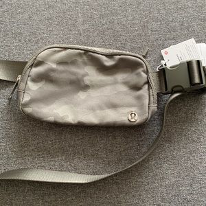 Lululemon Everywhere belt bag